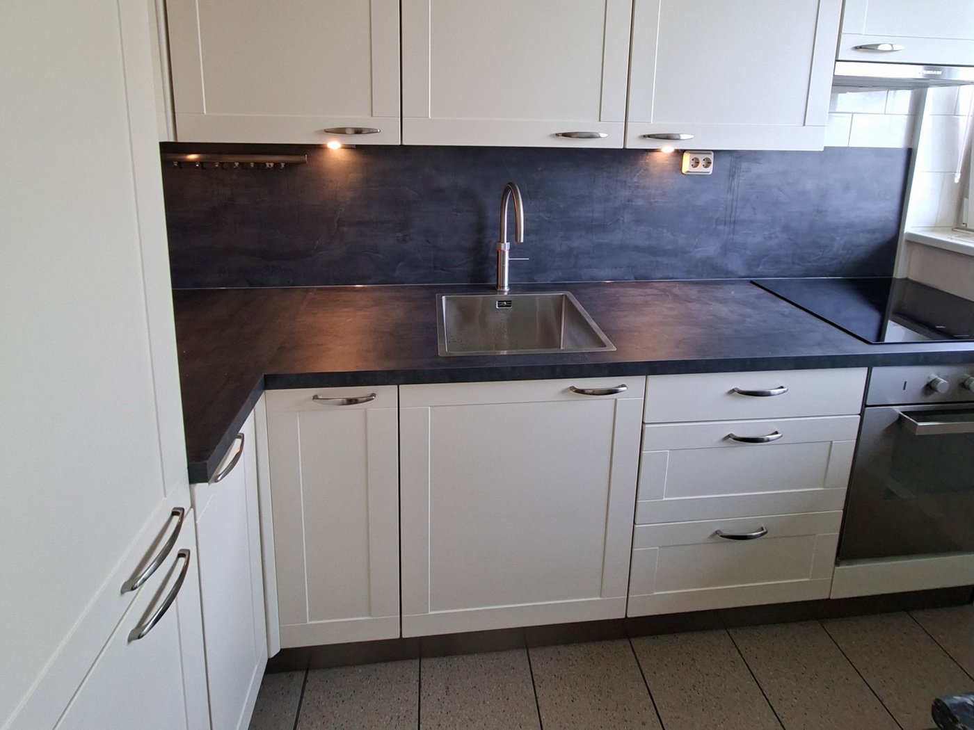 Witte keuken met open houten planken en een gasfornuis
