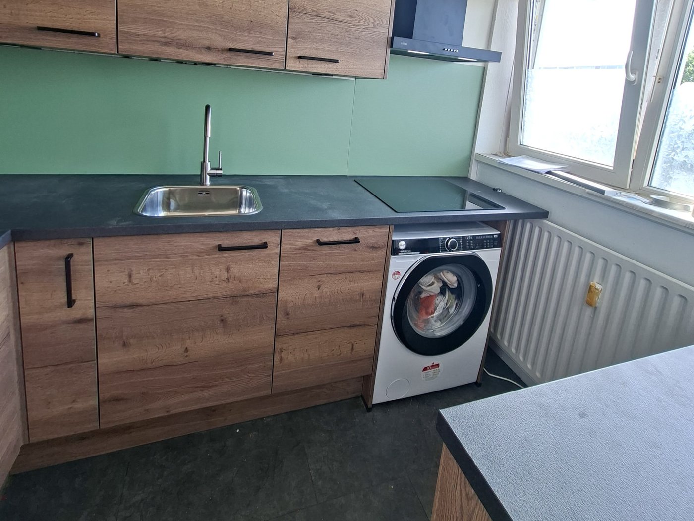 Witte bovenkasten met marmeren werkblad en grijze achterwand