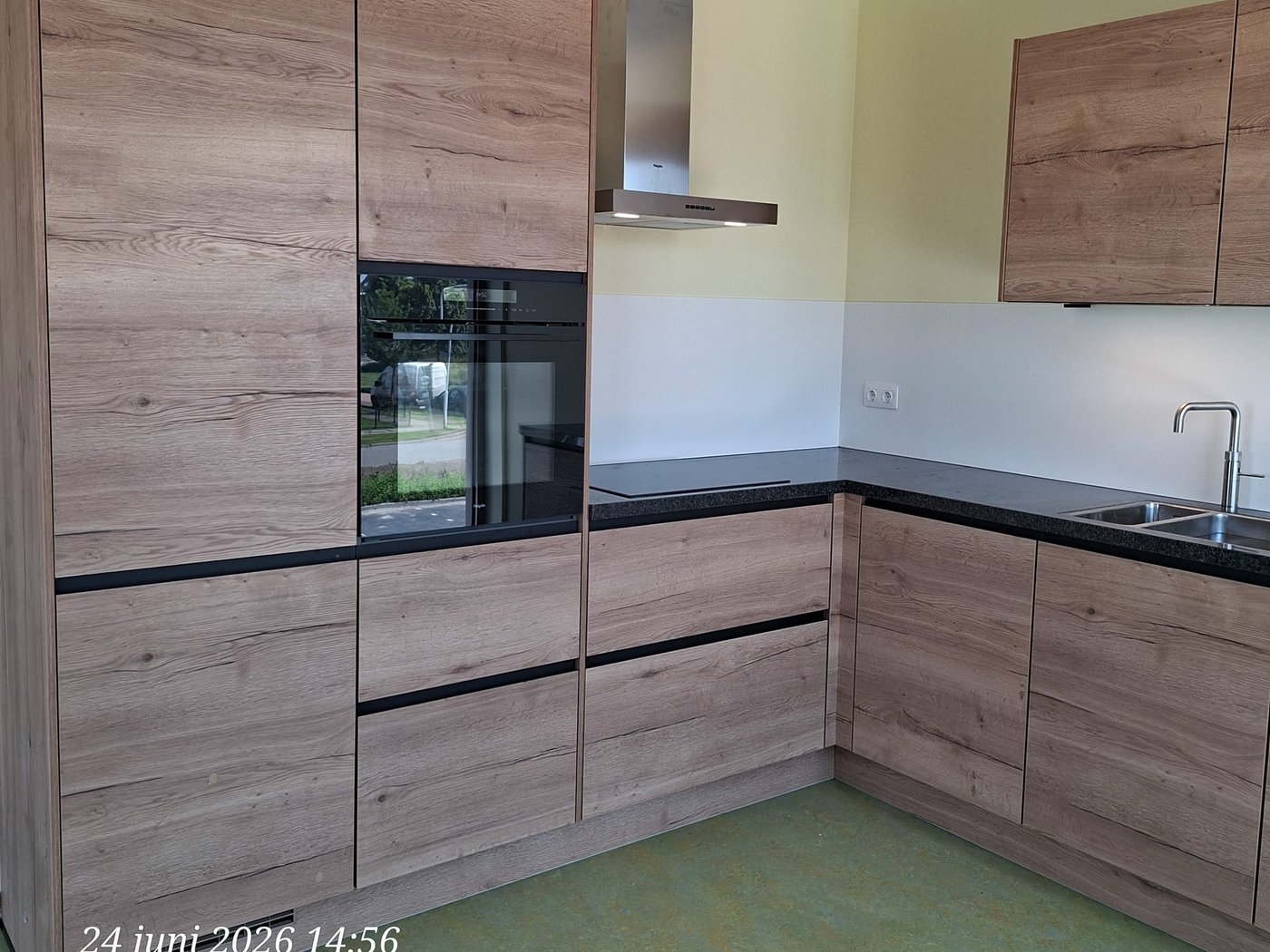 Witte shaker-keuken met eiland, roestvrijstalen fornuis en koelkast