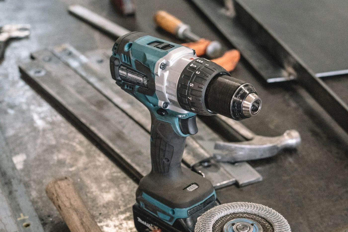 Georganiseerde wand met handgereedschap in een werkplaats